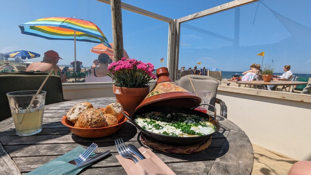 Het Puntje. ©Floor Sonneveld. Beachside meal with bread and a warm vegetarian dish at Het Puntje in Scheveningen.