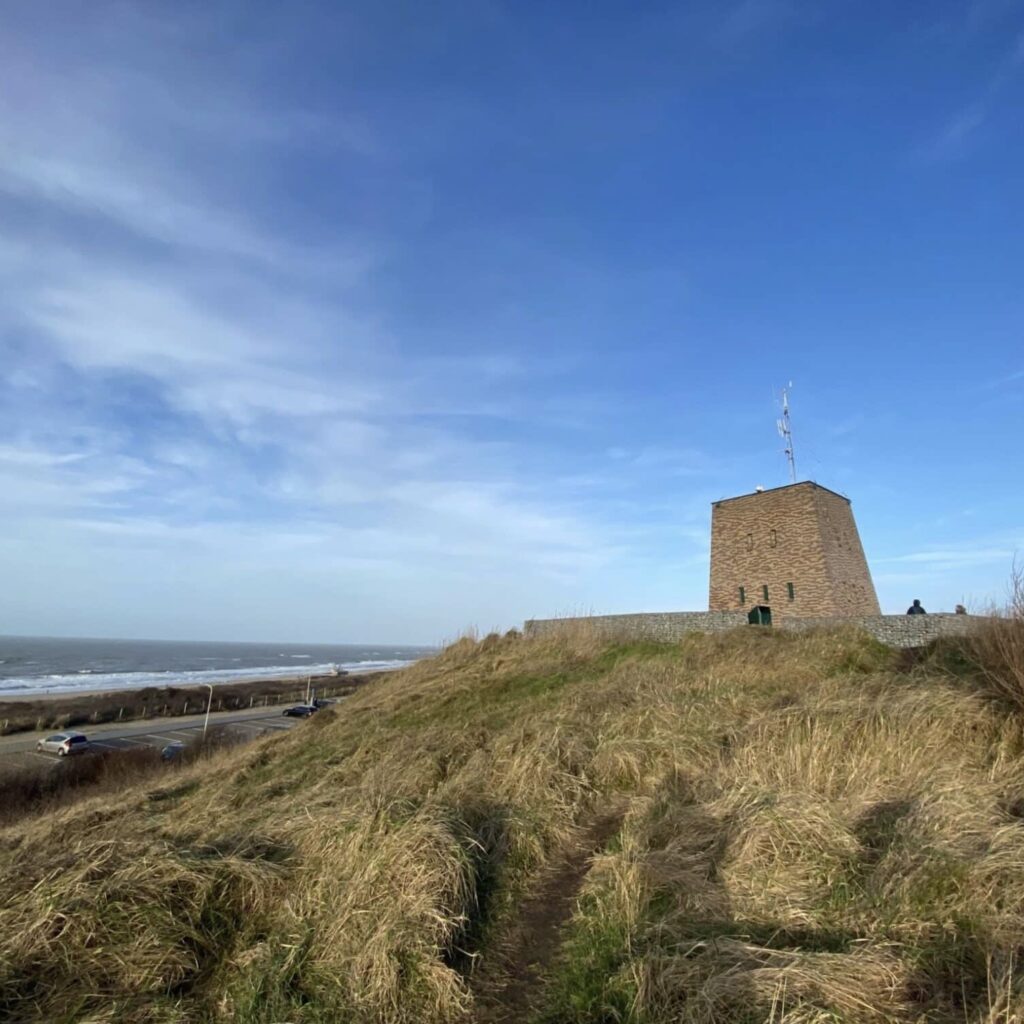 Meteotoren ©Marit Kruisdijk. Meteotoren on a grassy dune overlooking the North Sea near The Hague.