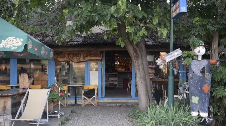 Entrance to Na Kraj Sveta restaurant in Ada Ciganlija, Belgrade, surrounded by trees and greenery.