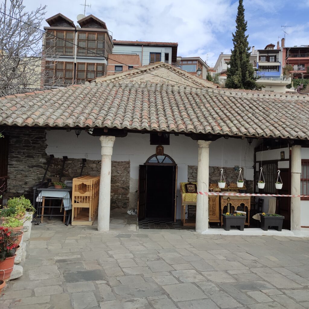 Chapel of Hosios David. ©ThanasisKoukopoulos_(1) Courtyard entrance of the Chapel of Hosios David in Ano Poli, Thessaloniki, with tiled roof and stone paving.