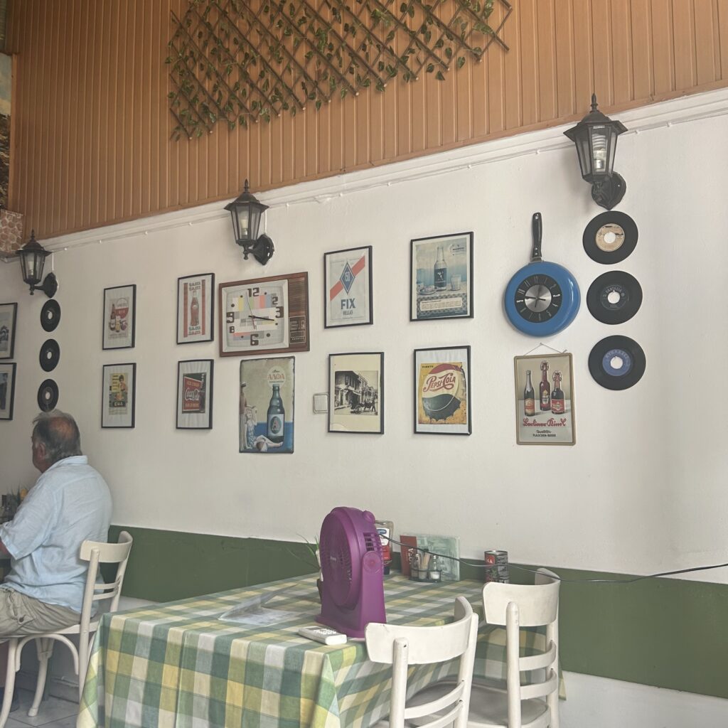 Dóxa. ©AlexandrosTsavdaroglou_ Interior of Dóxa taverna in Thessaloniki, with checkered tablecloths, vintage wall décor, and a local dining atmosphere.