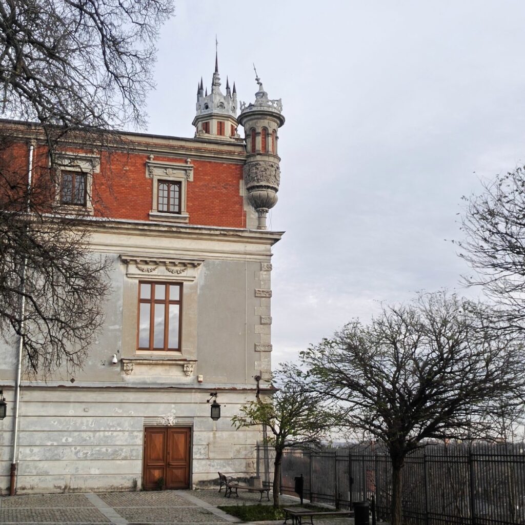 Historic building with an ornate corner turret beside the Giedroyc Viewpoint in Lublin.